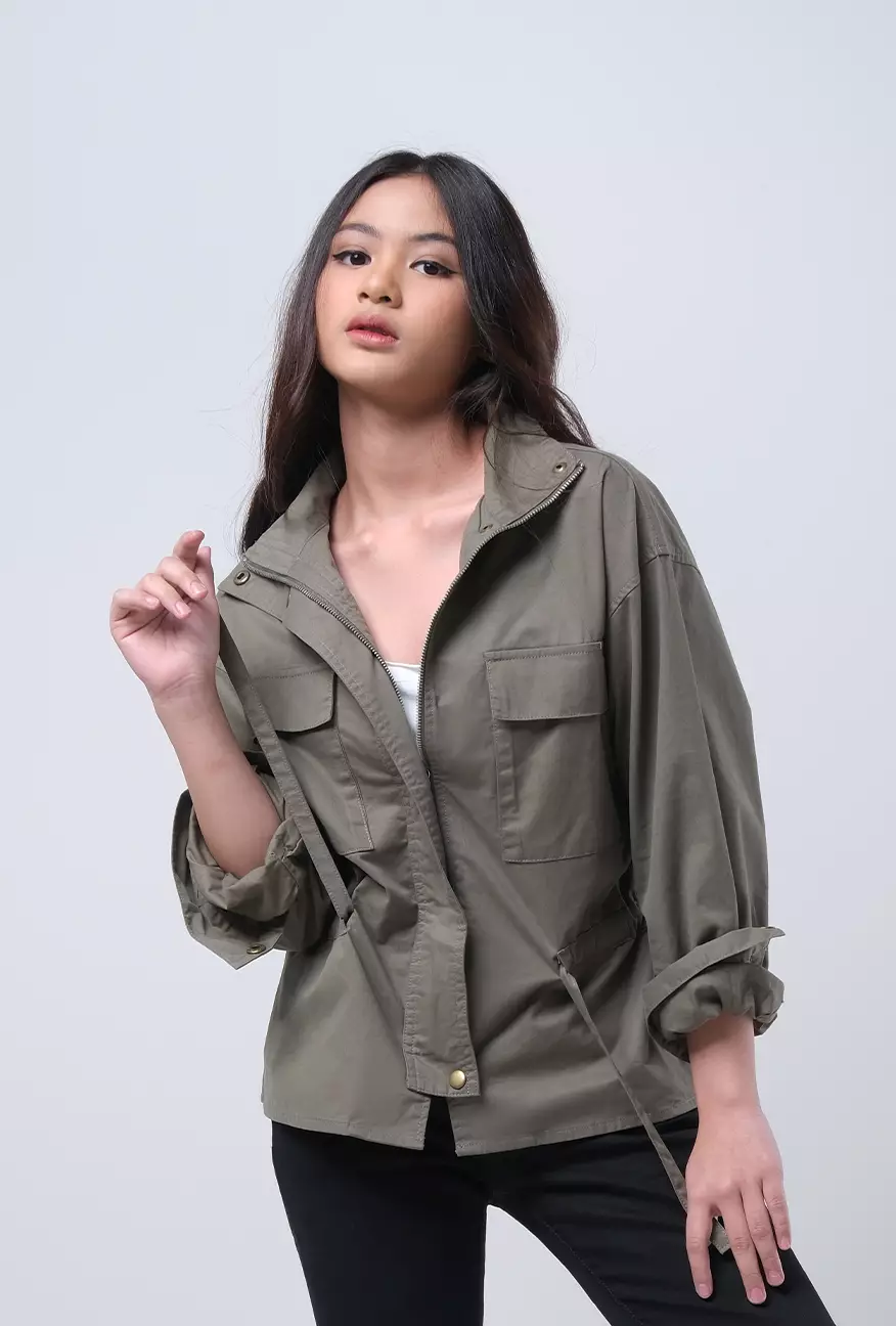 Qiz tort oyoqqa turib, oyoqlarini yoydi