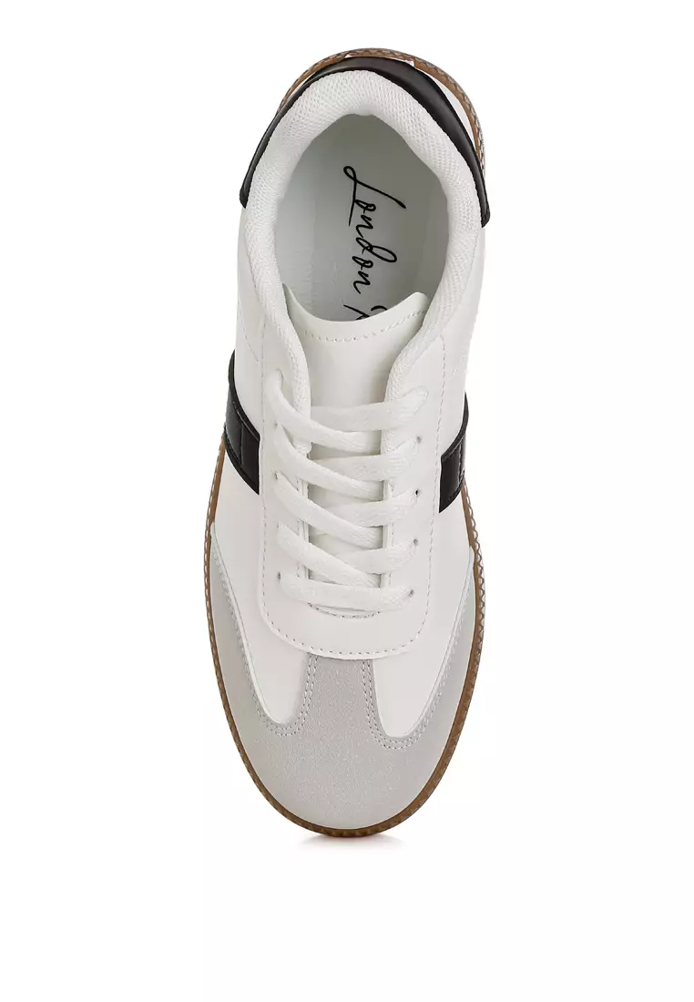 Sepatu Kets Platform Bertali Klasik Warna Putih