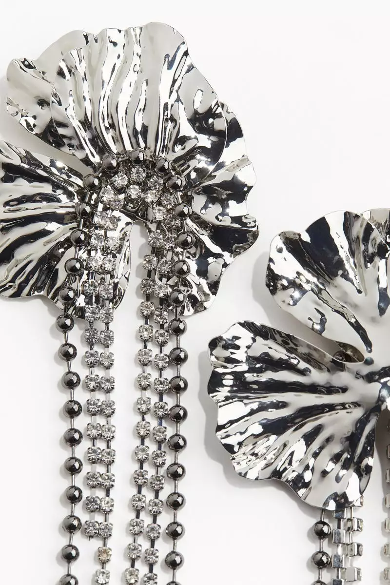 Long flower-shaped earrings