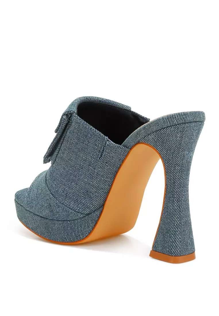 Sandal dengan detail kantong denim