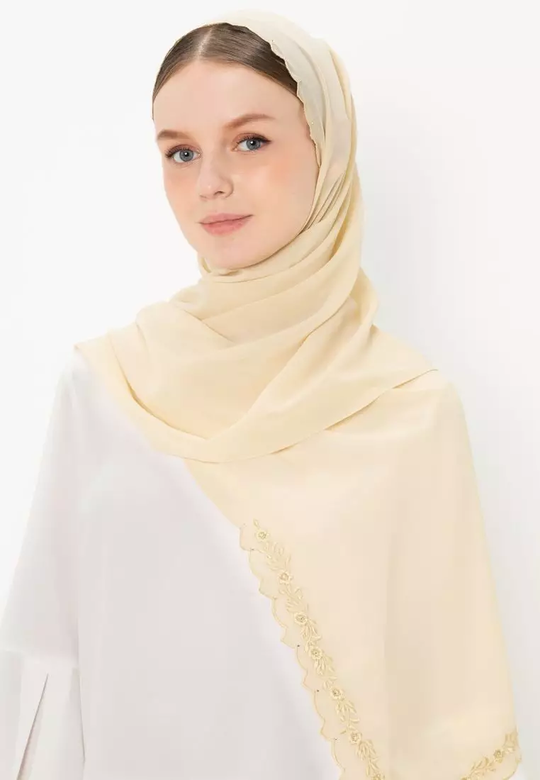 VENICA Scallop embroidery scarf ¥13,200 Scallop embroidery scarf