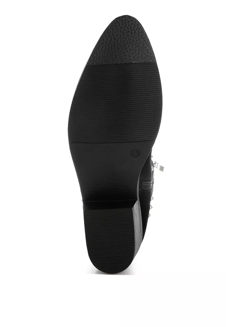 Sepatu bot koboi berhias kancing berwarna hitam