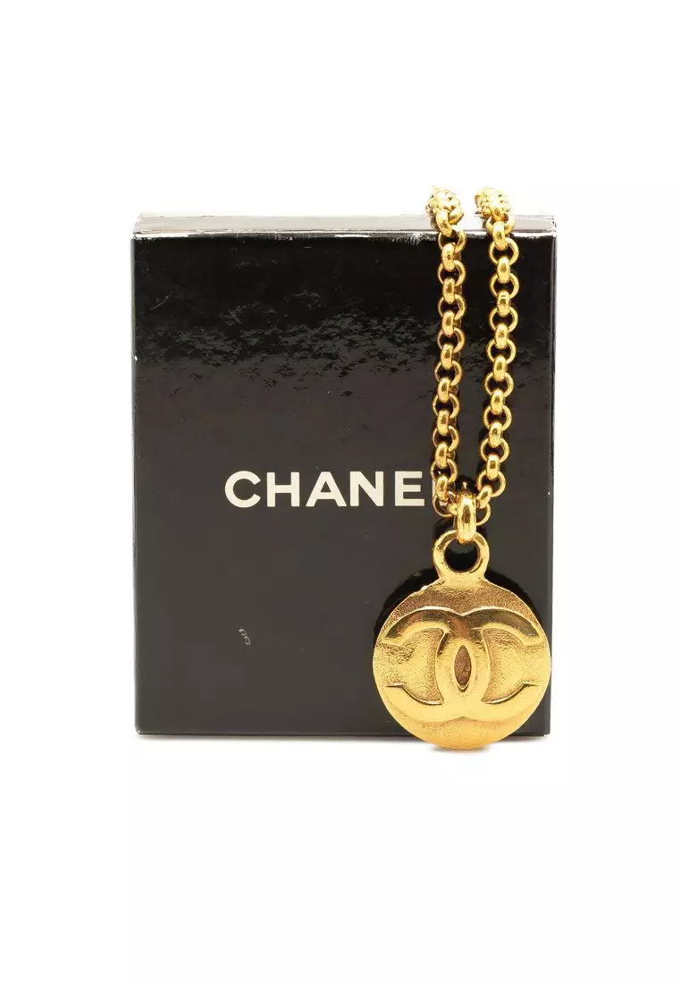 Pre-Loved Chanel Cc Gold Plated Circle Pendant Necklace