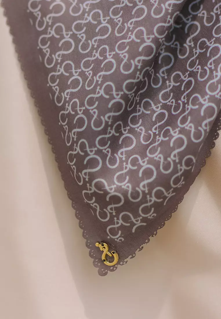 Monogram scarf dengan motif logo Jenna&Kaia cocok dipakai dengan