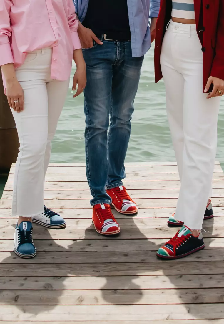 MARE LIFESTYLE Sneakers - Made from 100% Recycled Materials in Italy from Recycled beach beds and chairs fabric and car tyres for the soles. MARE LIFESTYLE sneakers - Red/Grey