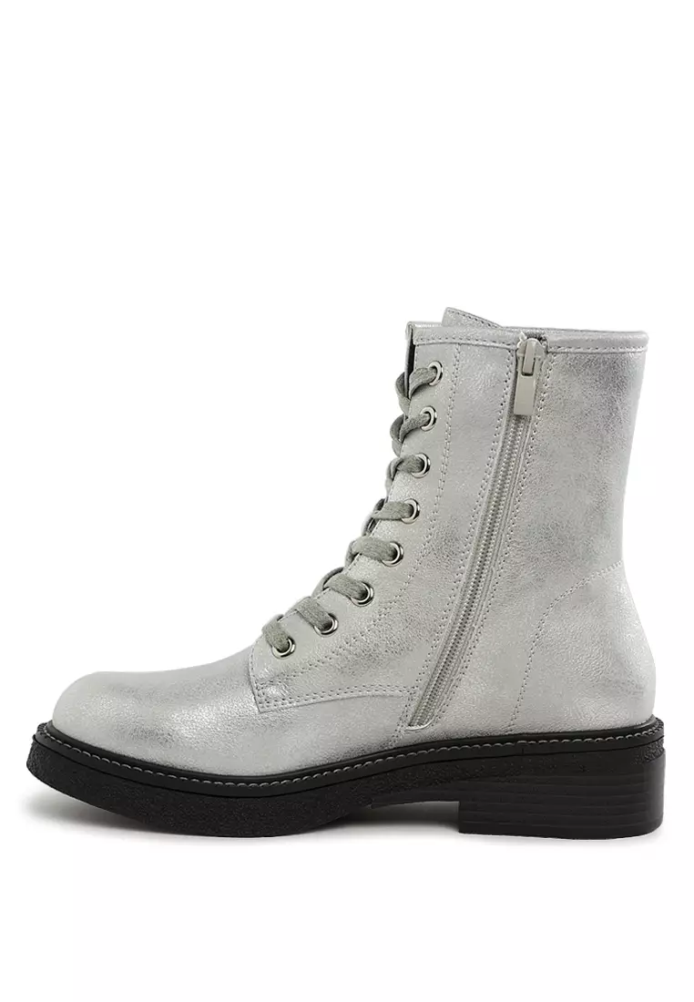 Sepatu Bot Renda Tekstur Metalik dalam Warna Perak