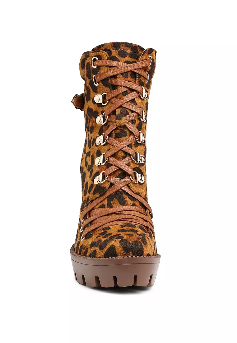 Sepatu bot berkerah dengan bantalan kulit ular bermotif macan tutul