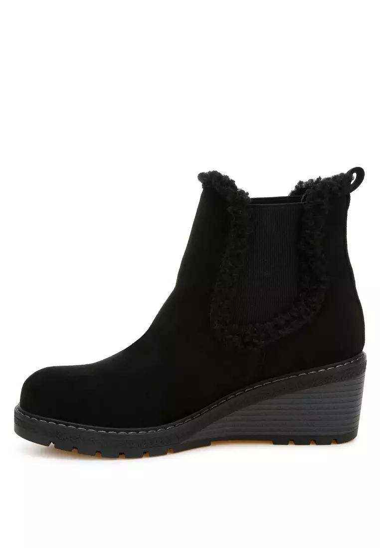 Faux Fur Lined Chelsea Boots in Black