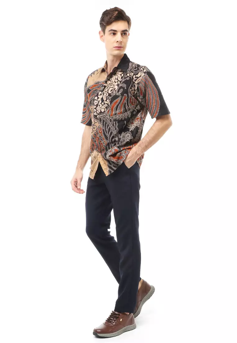 Kendrick Atasan Formal Kemeja Batik Pria Slim Fit Motif Cap Short Sleeve Material Cotton ORIGINAL - Brown