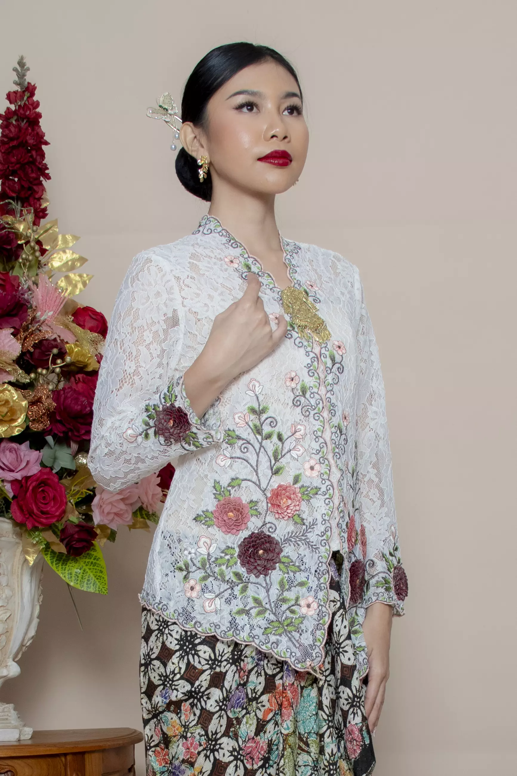 Kebaya Brokat Roses 3 Dimensi in White Color