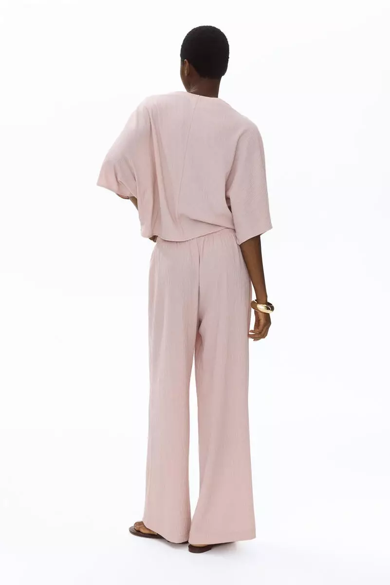 Crinkled boat-neck top