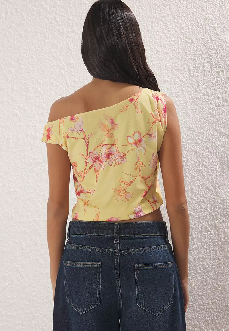 Light Yellow Floral Patterned Fitted/Fits the Body Asymmetric Collar Flexible Knitted Blouse TWOSS25BZ00046
