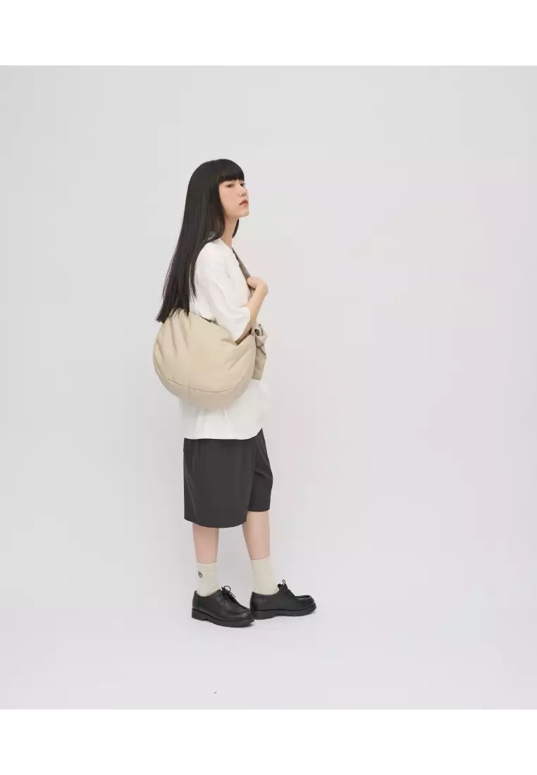 Plain-me  米色闊帶雲朵半月包(中)