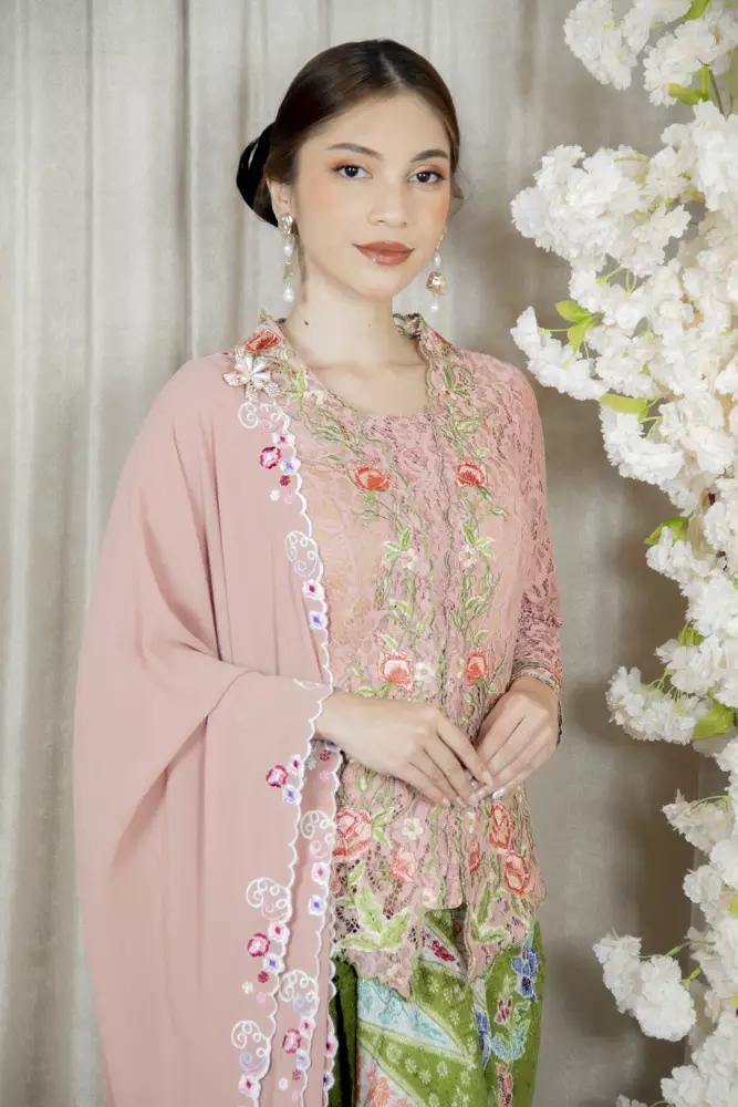 Kebaya Brokat Arini Series In Peach Colour