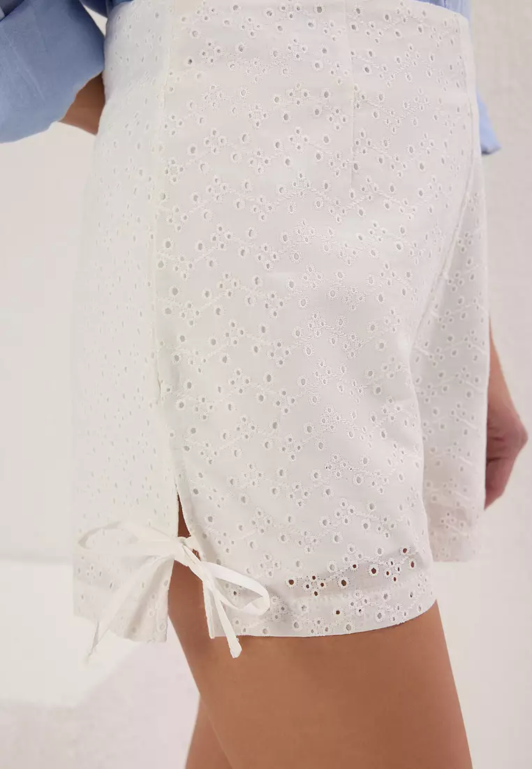 White Short Embroidered Shorts & Bermuda TWOSS25SR00070