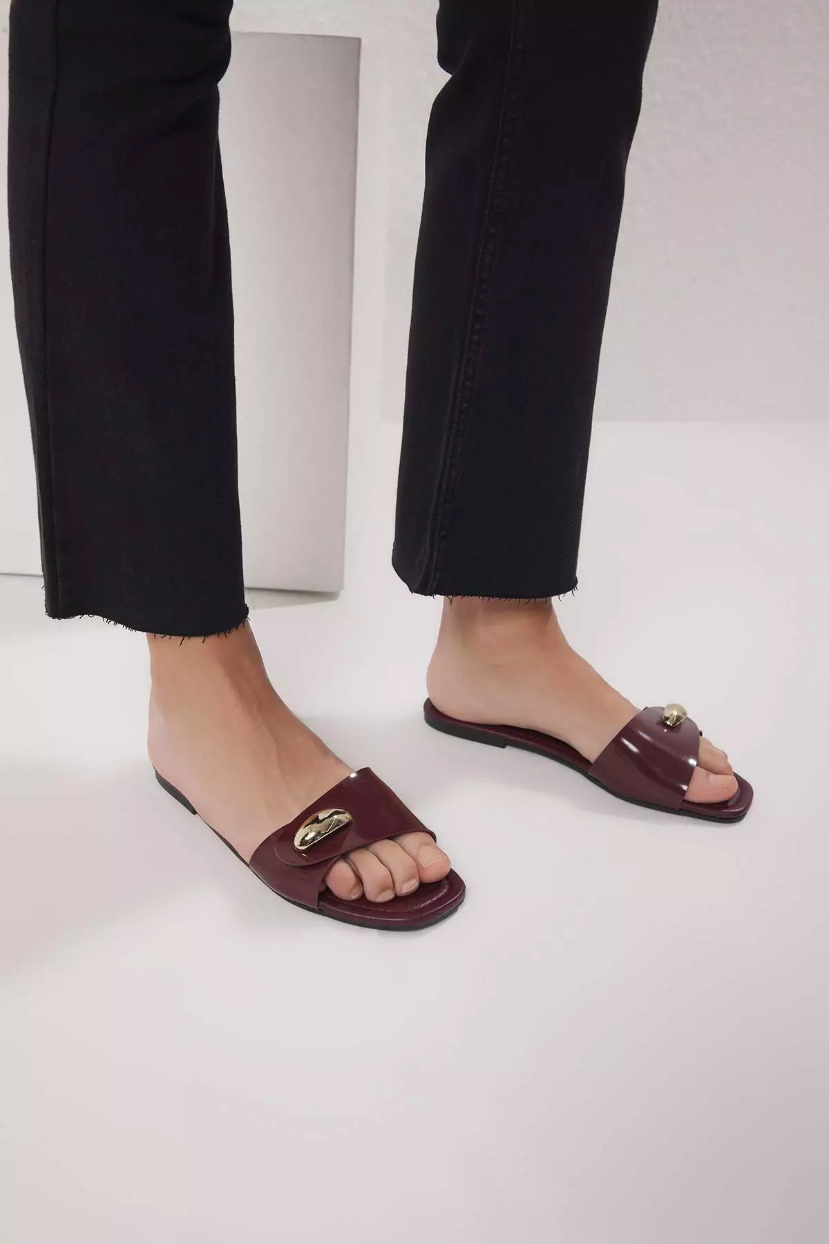 Burgundy Metal Decorated Women's Stylish Slippers Takss25Te00041