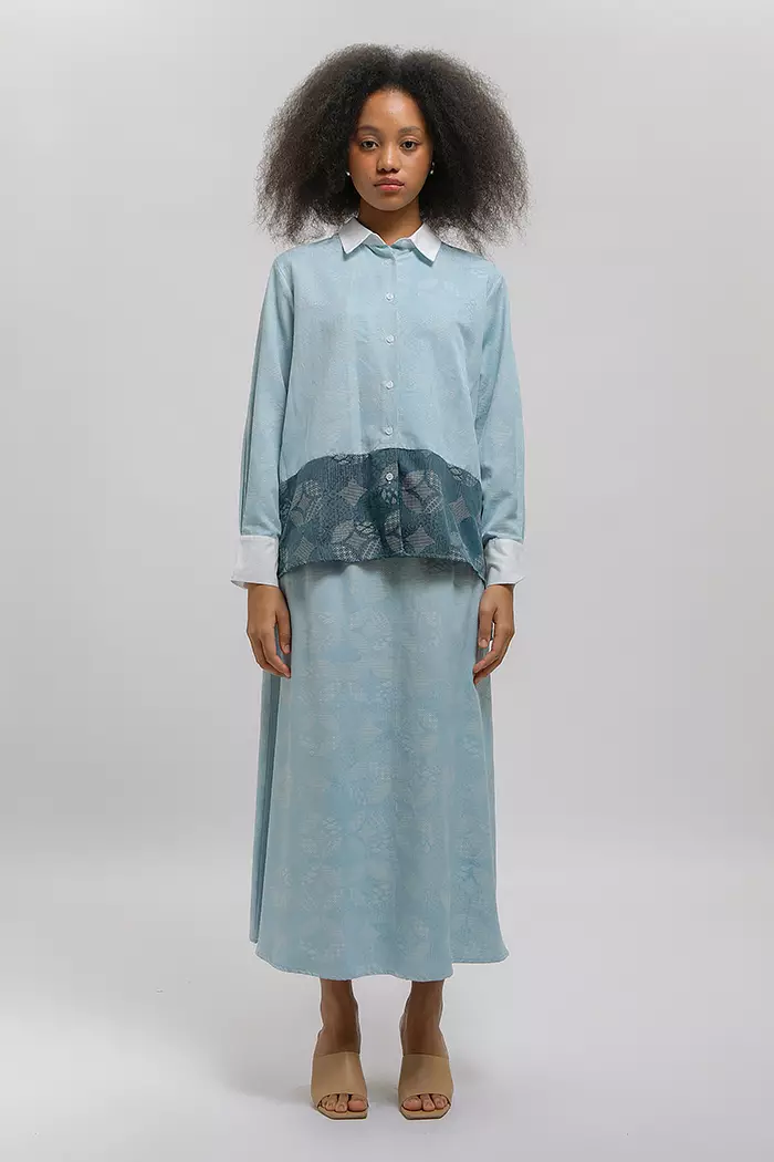 COTTONINK - Atasan Kemeja Wanita Binar Kawung Biru Muda#Archipelago2025