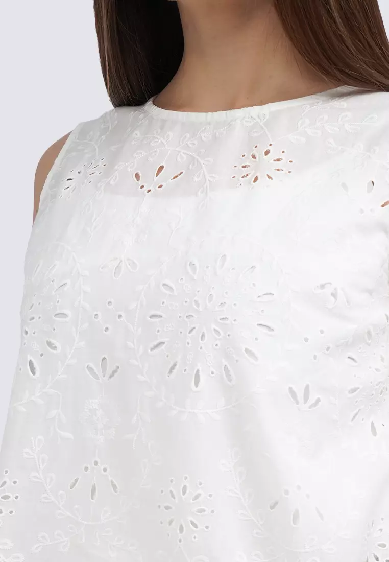 Round Neck Eyelet Sleeveless Blouse OFF WHITE