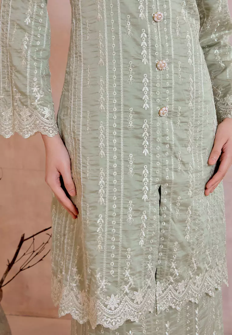 Permata Embroidery Long Kebaya with Kipas Belakang Skirt