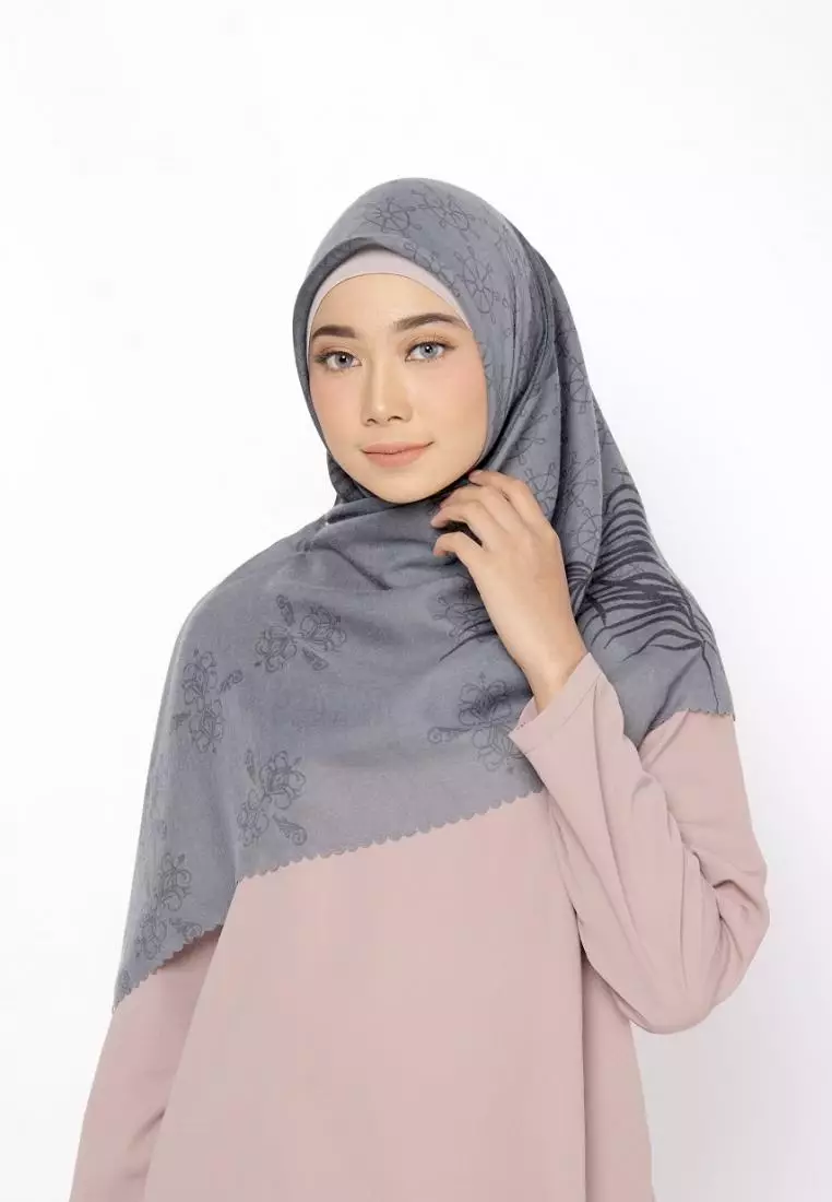 ZM Zaskia Mecca  - Labuan Bajo Dark Grey Scarf Kerudung Segi Empat - Jelita Indonesia