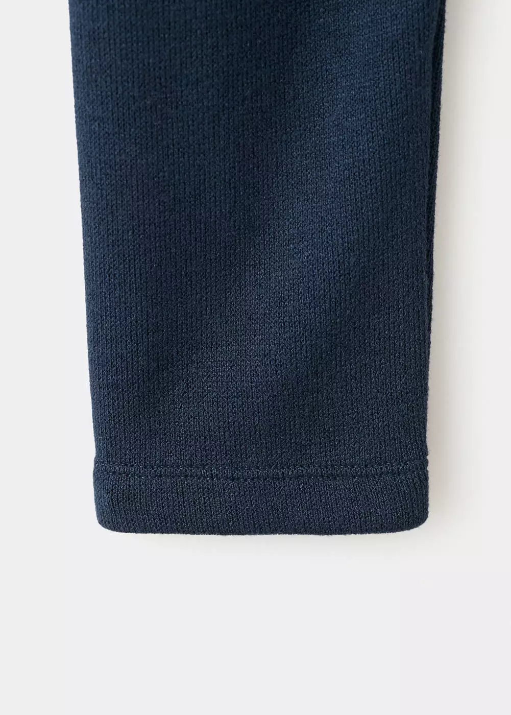 Sweater rajut halus dengan kerah perkins