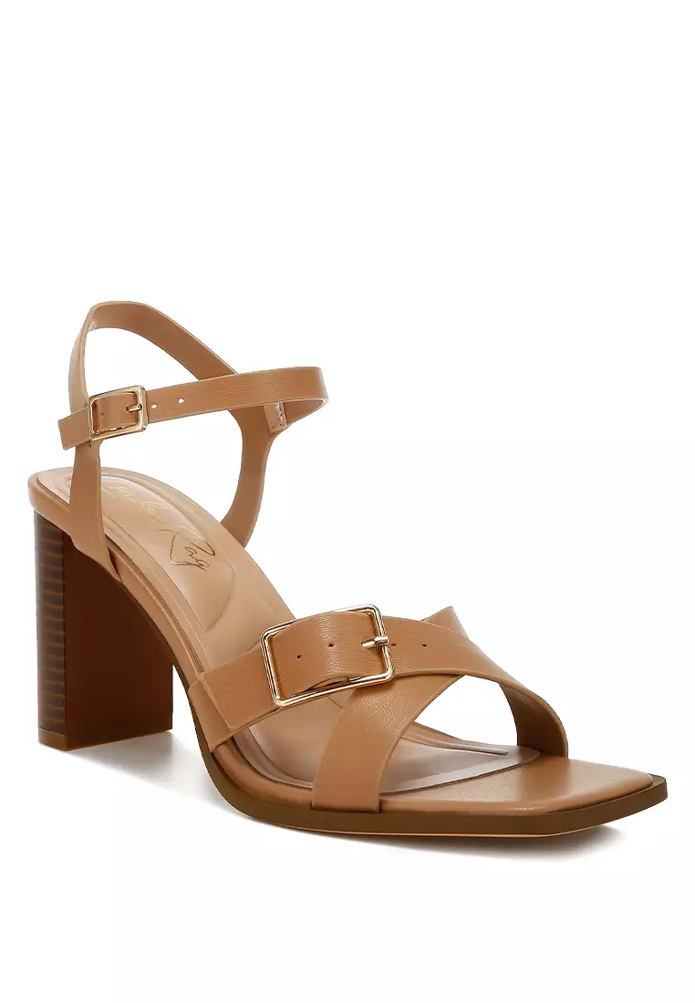 Sandal Kulit Imitasi Detail Gesper dalam Warna Unta