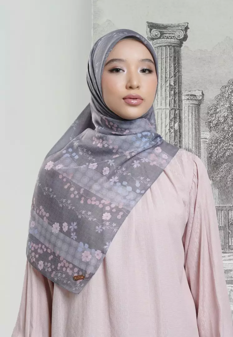 VIALOVA Print Scarf Dark Grey - Kerudung Hijab Segiempat Motif With BOX - Bahan Voal Premium - Ukuran 115x115
