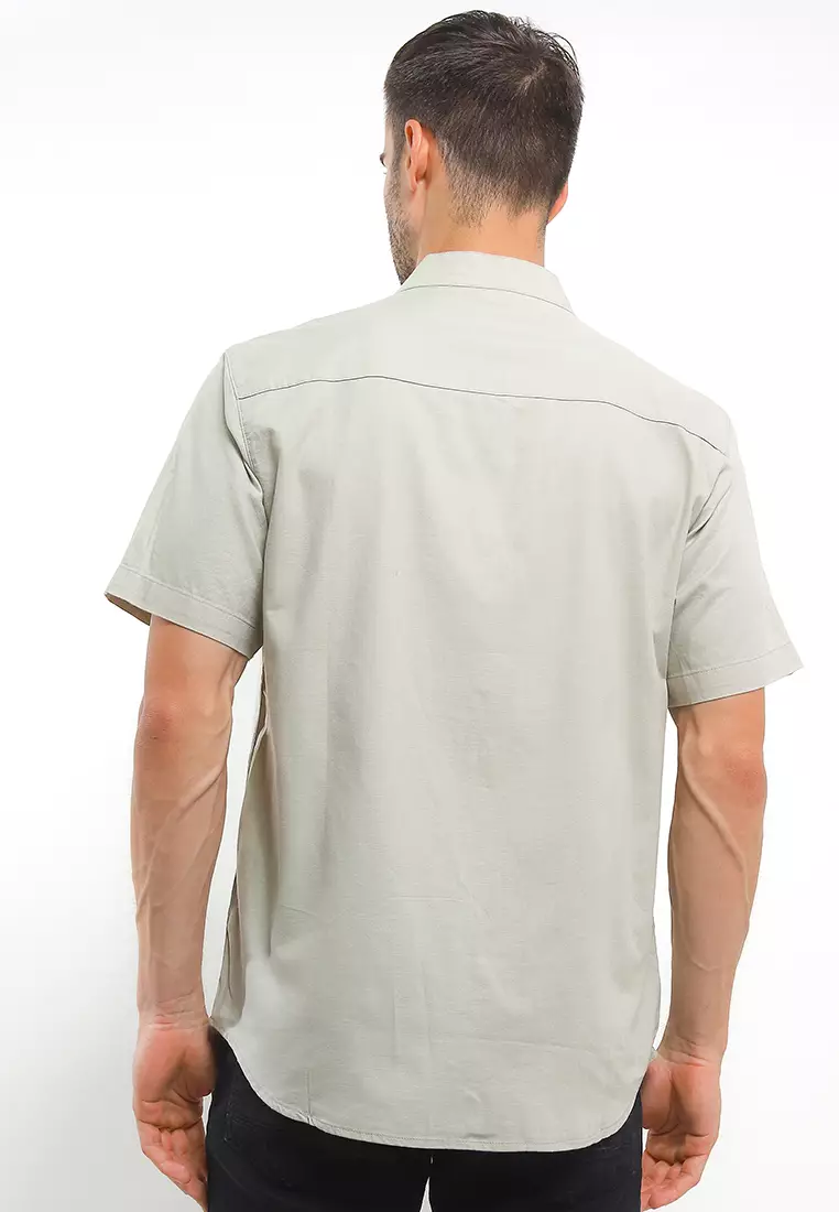 TRIPLE Kemeja Lengen Pendek Mandarin Slim Fit -  Olive