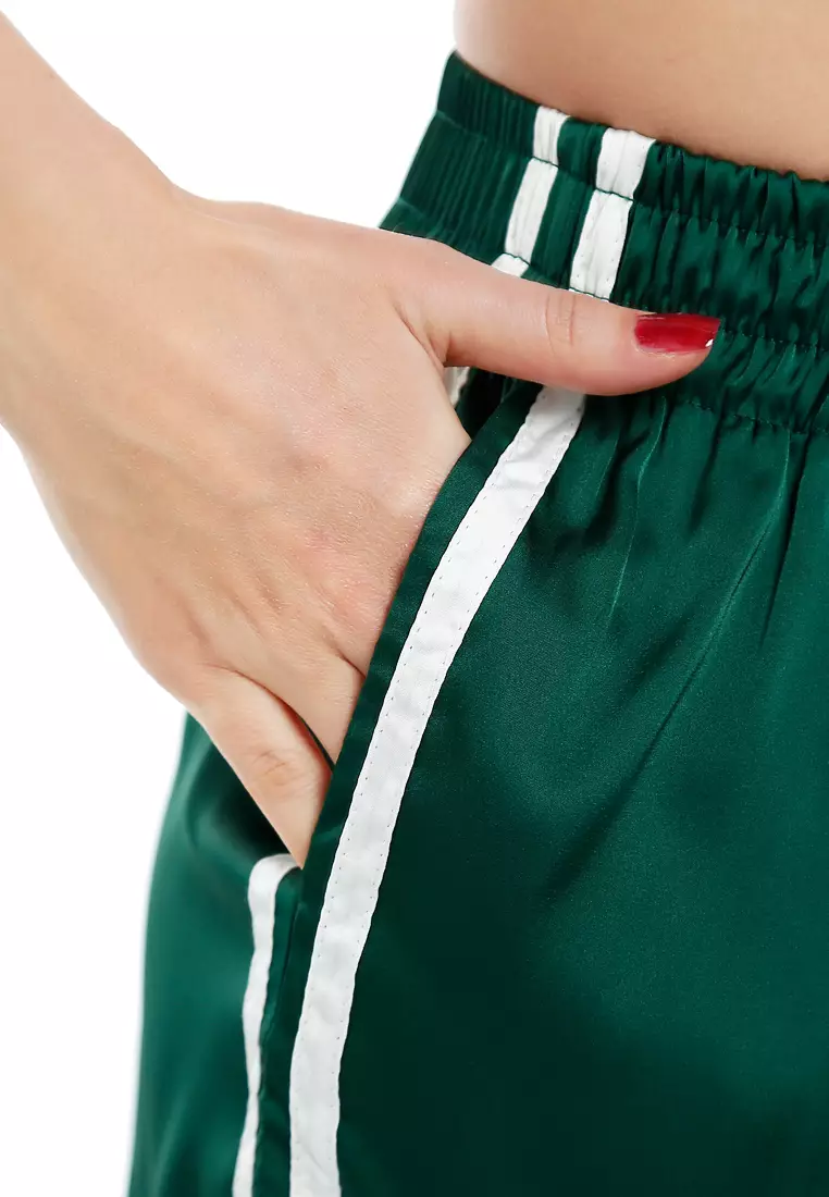 Celana Pendek Rempah Bergaris Di Hutan