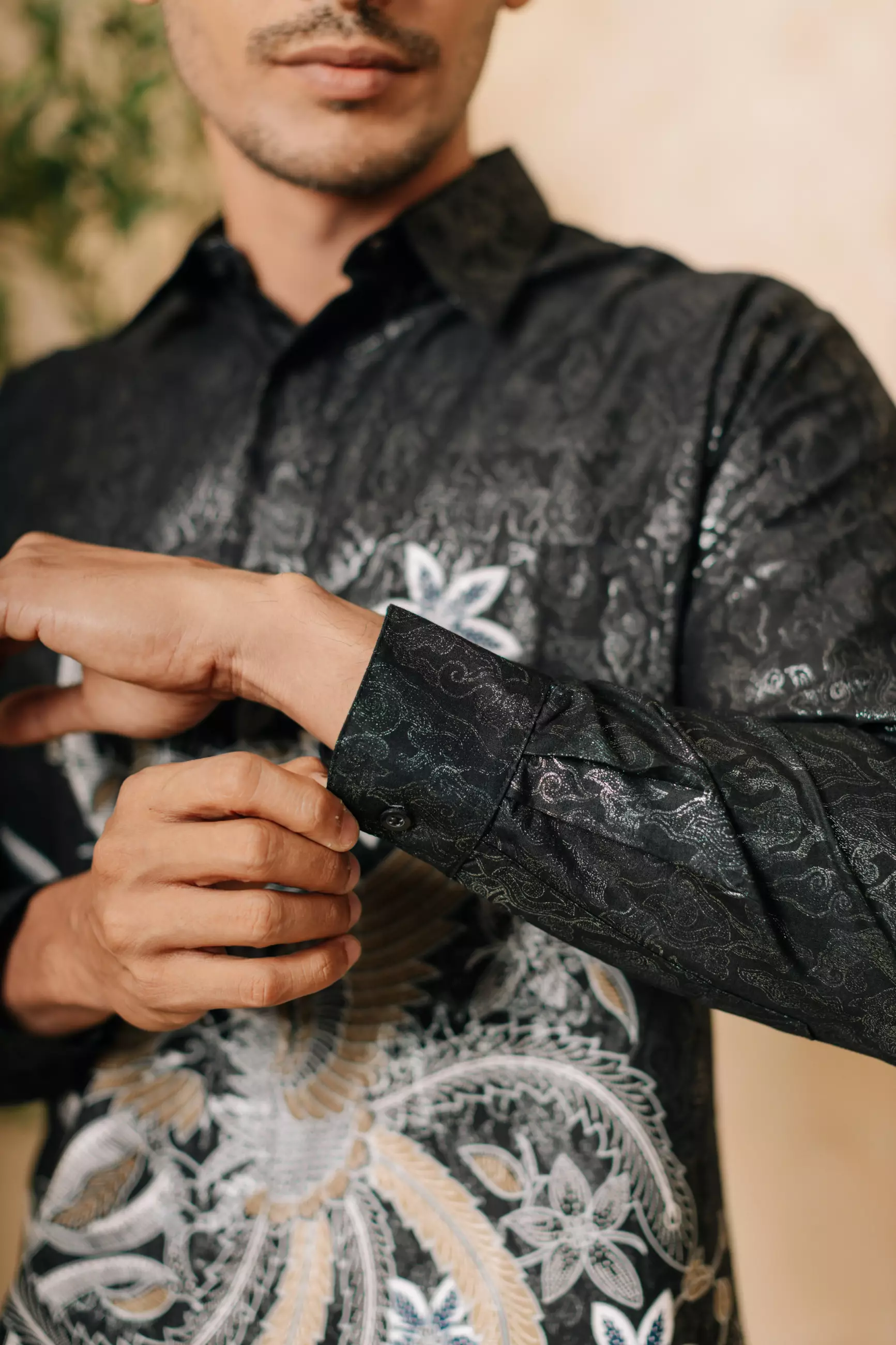 Adyatma Naratama Black Kemeja Batik Slim Fit Pria Lengan Panjang Katun Foil