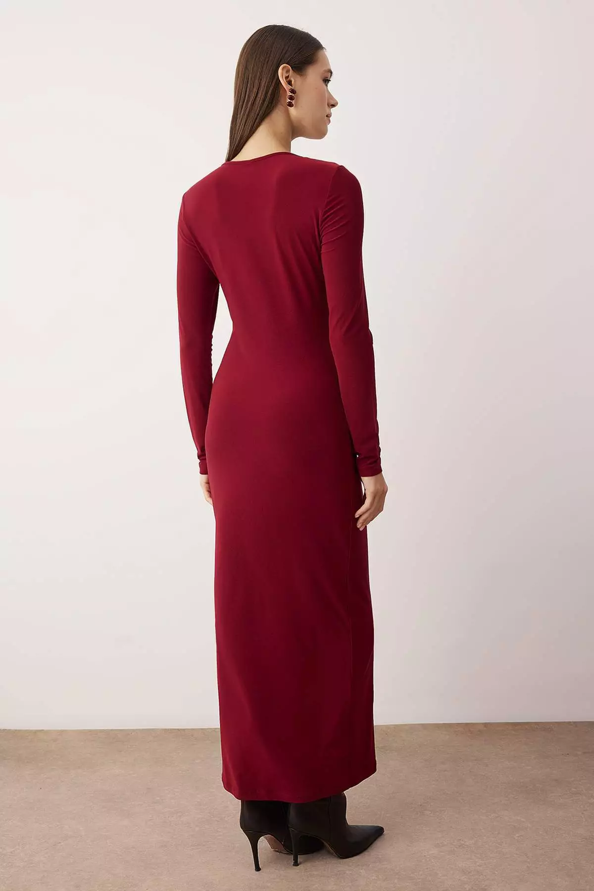 Burgundy Cut Out And Accessory Detailed Body-Fitting Flexible Maxi Knit Dress