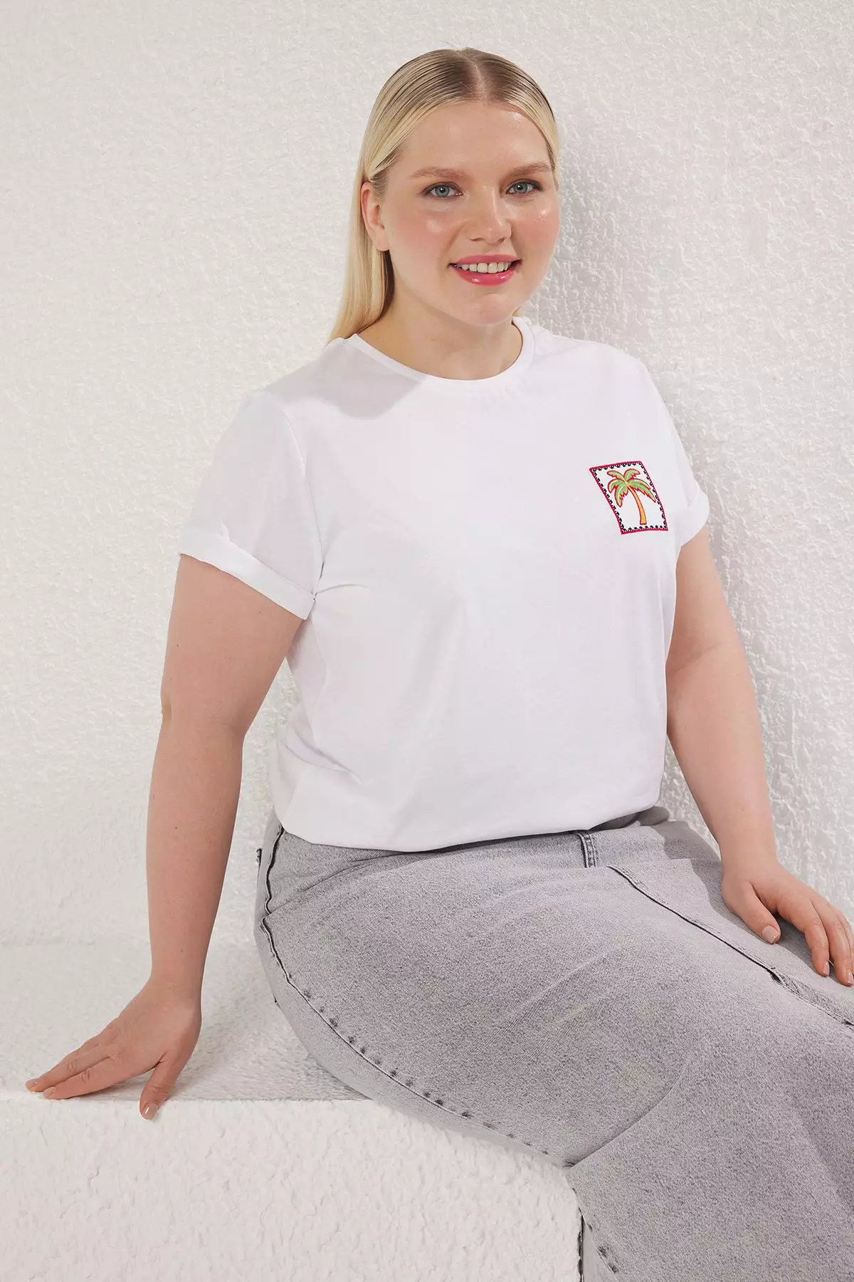 White Basic Fit Embroidered 100% Plus Size Knitting T-Shirt Tbbss25Bf00058