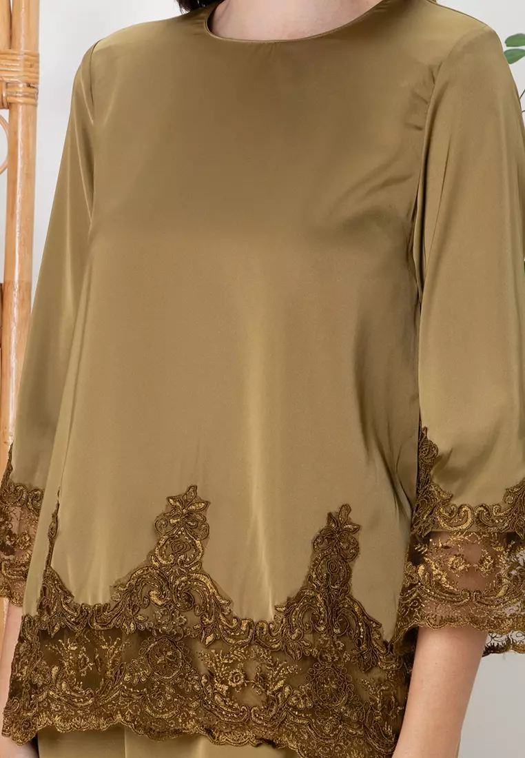 SERI Luxe Lace Sulam Baju Kurung Kedah Kipas Belakang in Olive Green Gold