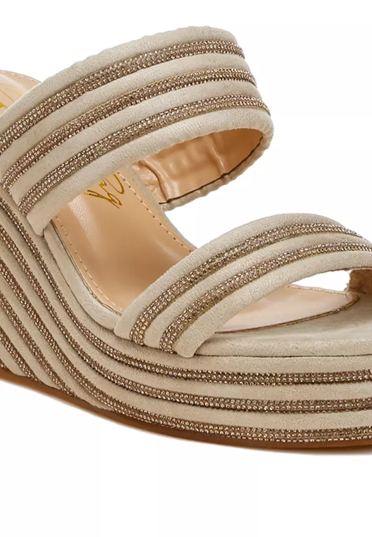Sandal Wedges Berhias Berlian Imitasi dalam Warna Krem