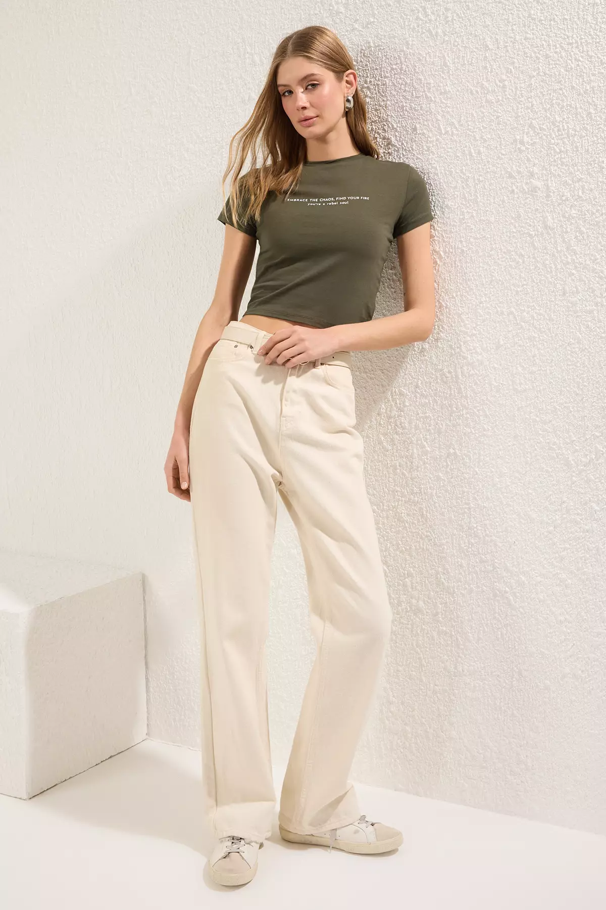 Khaki Slogan Printed Crop Fitted/Fits Body Knitted T-Shirt TWOSS25TS00037