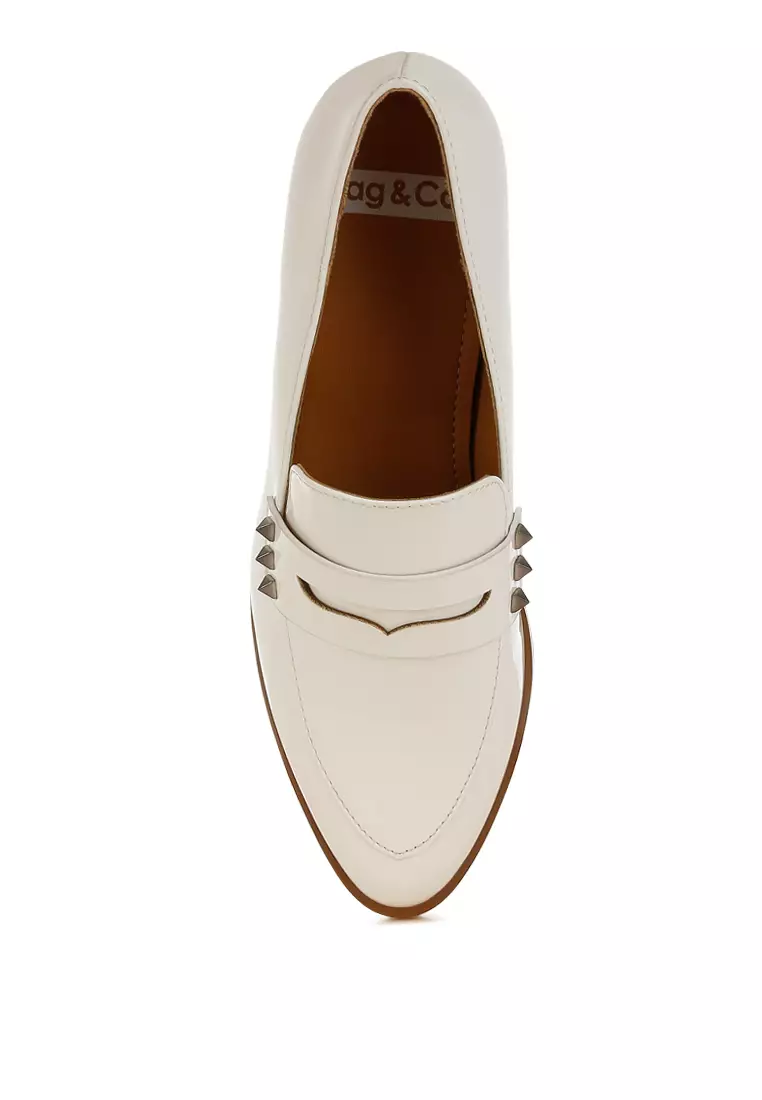 Sepatu Penny Kulit Paten dalam Warna Off White