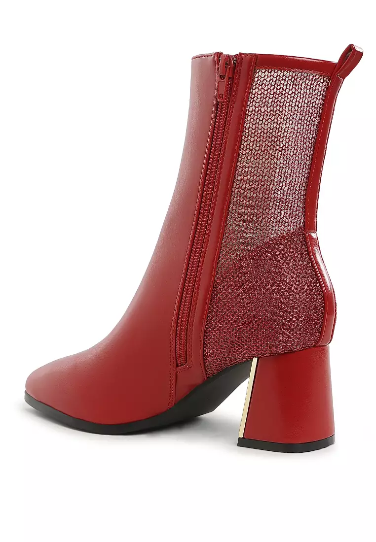 Sepatu bot runcing dengan detail jala berwarna merah