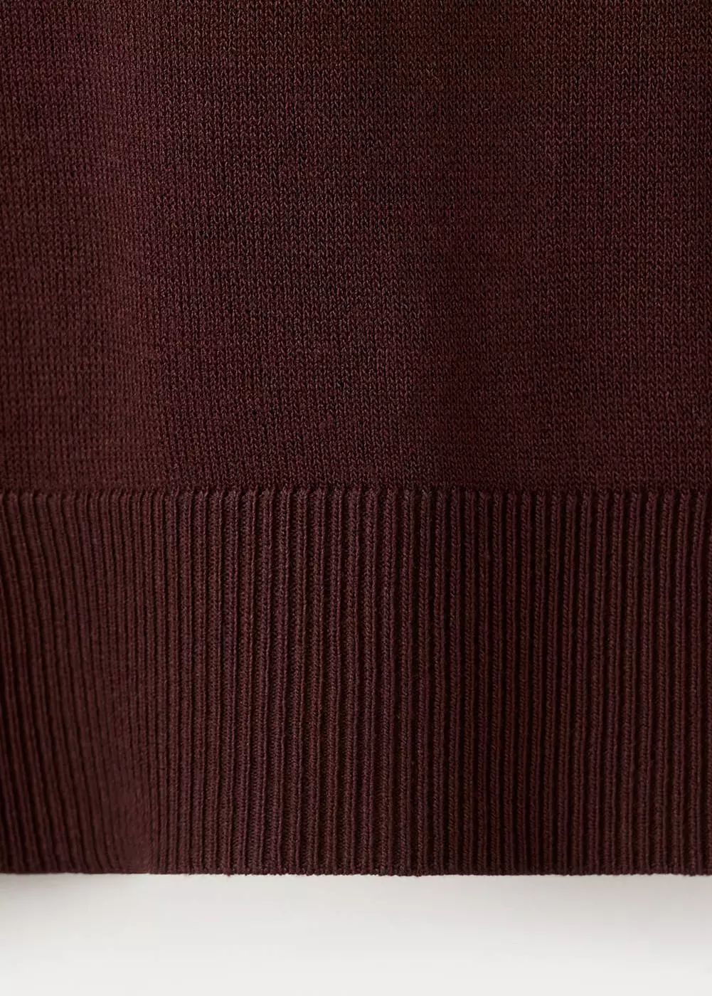 Sweater V-neck dengan trim kontras