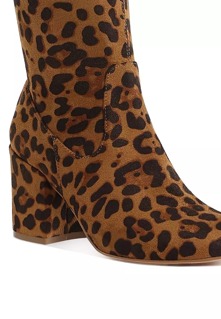 Sepatu Bot Selutut dengan Detail Tali Serut Minimal Warna Macan Tutul