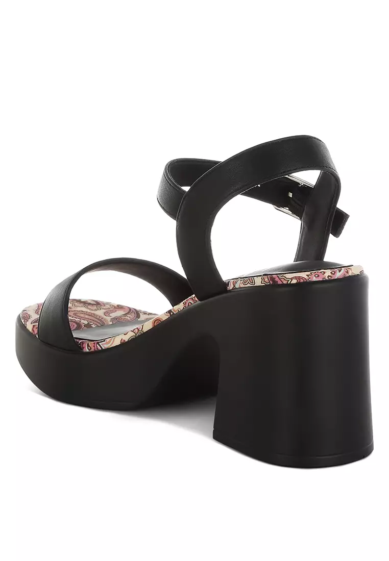 Sepatu hak platform dengan gesper pin berbahan kulit imitasi berwarna hitam