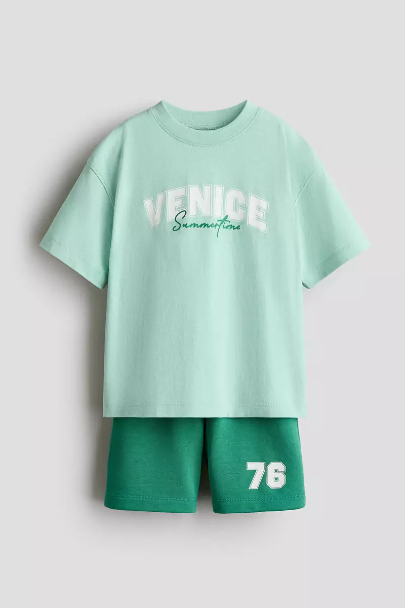 2-piece T-shirt and sweatshorts set
