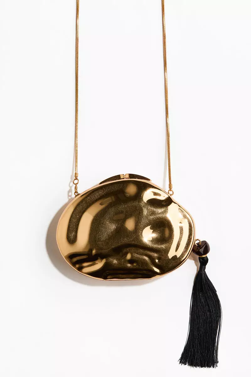 Asymmetric metal clutch