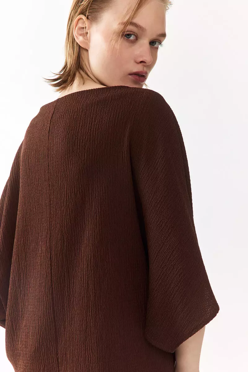 Crinkled boat-neck top