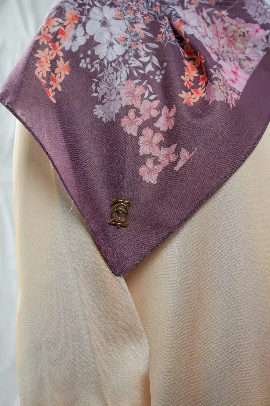 ALIZAH  Scarf Dark Brown - Kerudung Hijab Segiempat Motif With BOX - Bahan Nesla - Ukuran 115x115