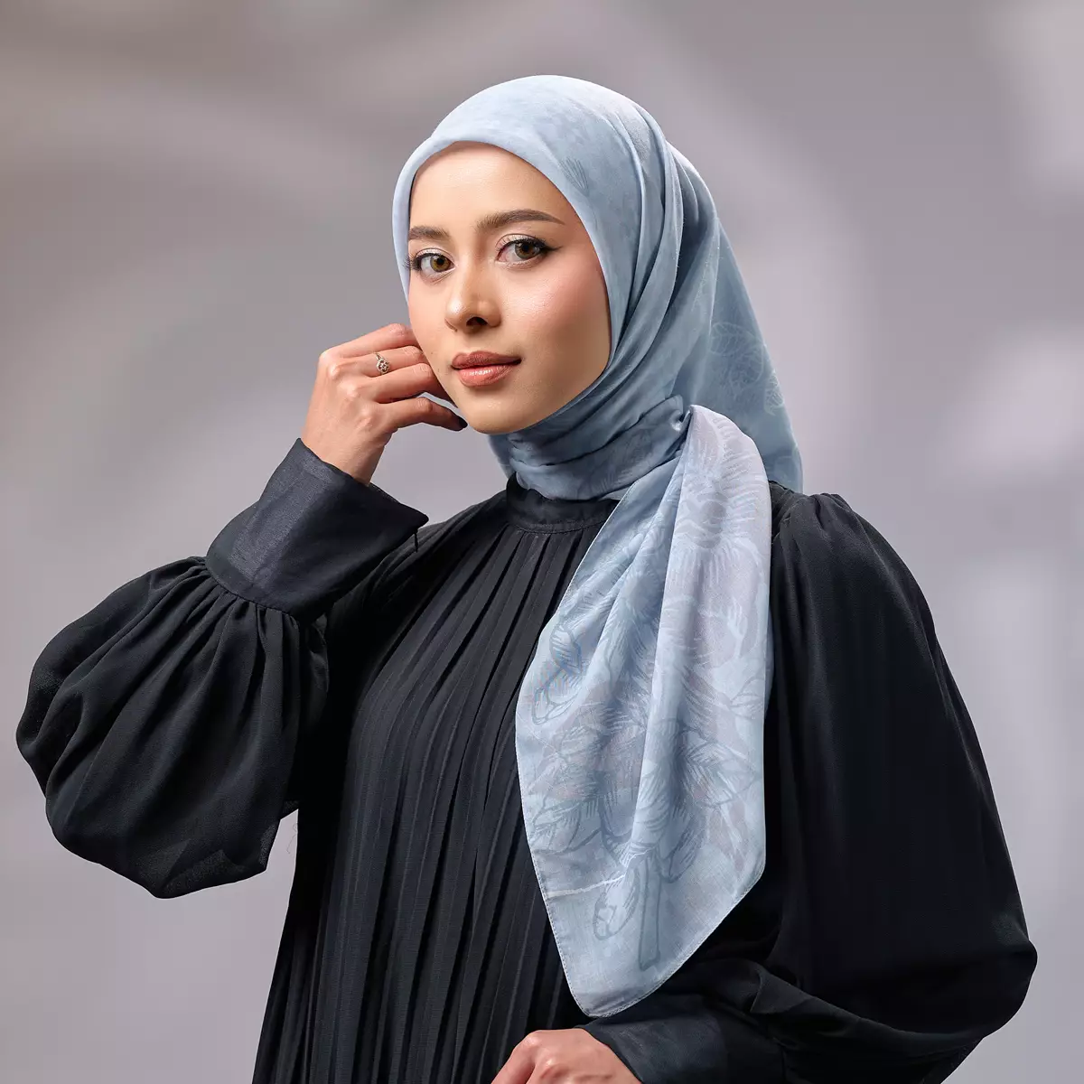 ZM Zaskia Mecca - New Jola Grey Tasdia Voal Scarf Kerudung Segi Empat Wangi Water Splash Ultra Sonic