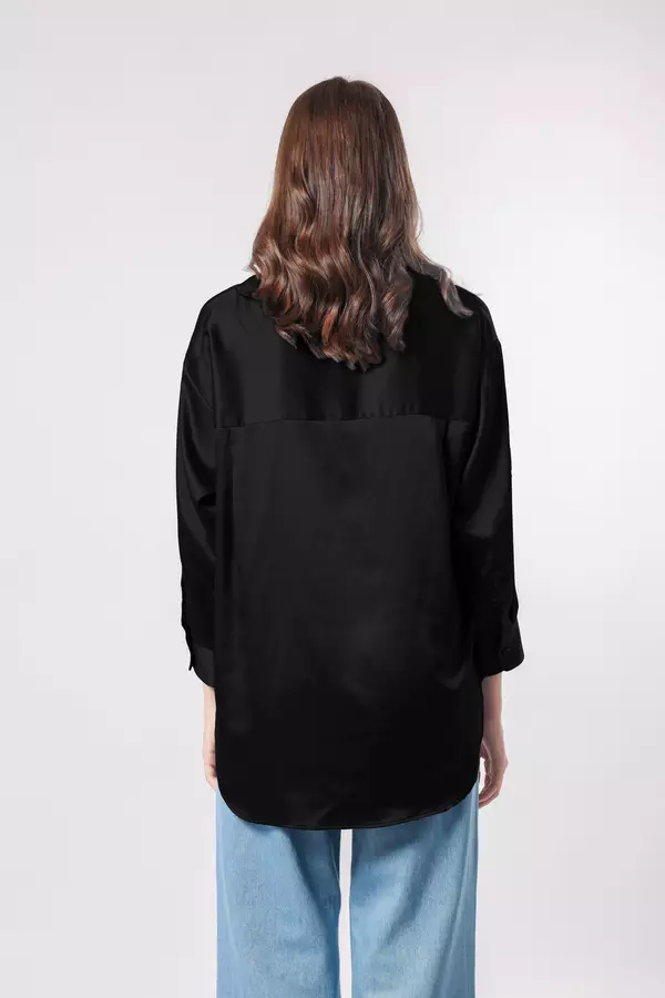 MINIMAL - Nourra - Kemeja Satin Relaxed Fit - Black Colour Black