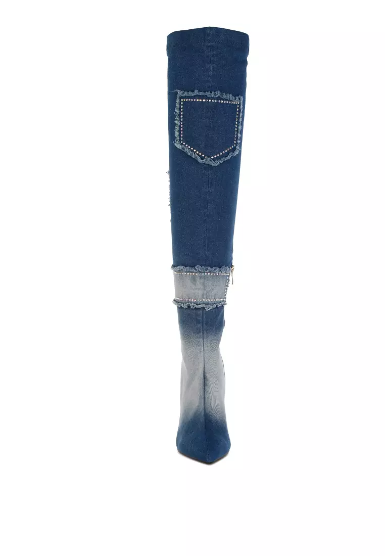 Sepatu bot denim selutut dengan berlian imitasi berwarna biru tua
