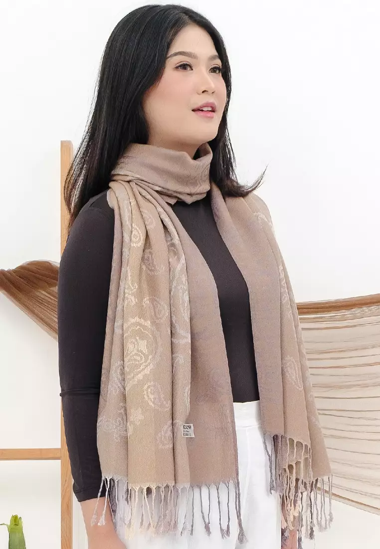 Aksesoris Wanita Reversible Viscose Gradient Paisley Pattern Pashmina Shawl Syal Gradasi Wanita Beige Tan