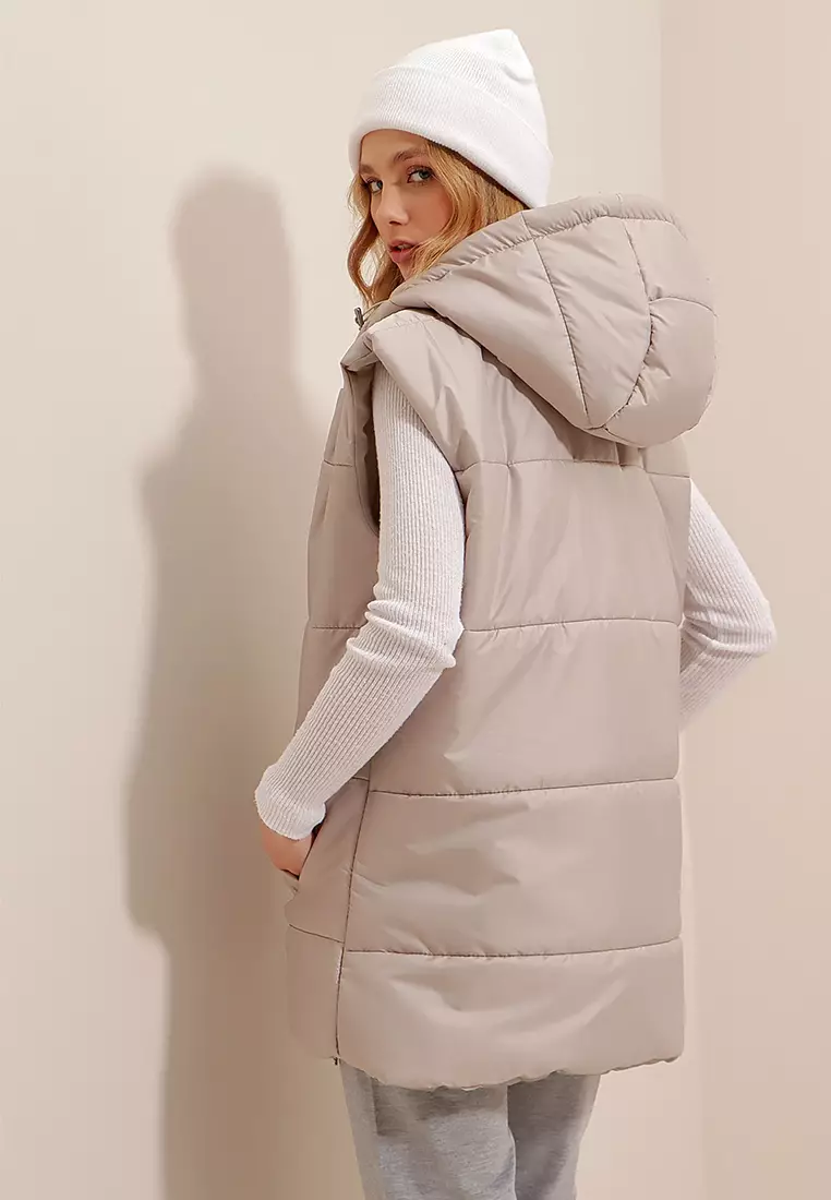 Fitted puffer gilet with hood clearance