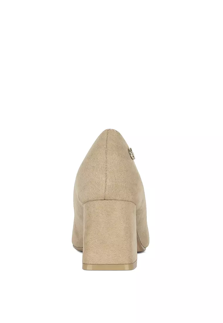 米色粗跟高跟鞋